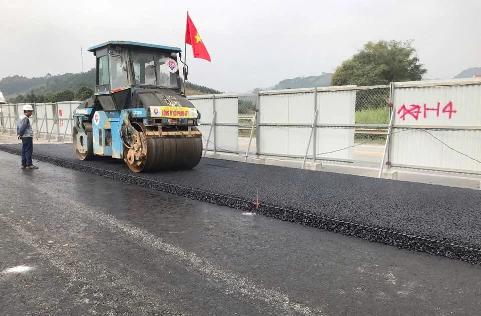 Bắt đầu thảm nhựa mặt đường cao tốc Nội Bài - Lào Cai mở rộng