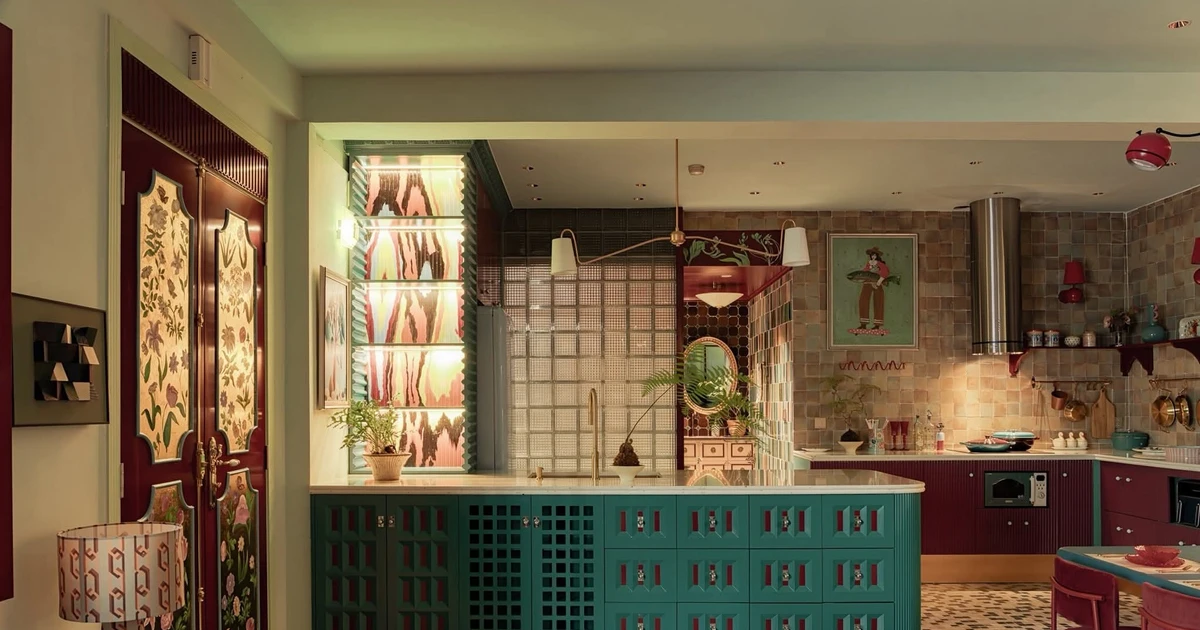 Biến căn hộ cũ 80m² thành không gian Art Deco với gam xanh - đỏ nổi bật