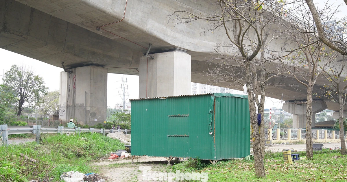 Cận cảnh sự xuống cấp khó tin tại vườn hoa cửa ngõ Thủ đô