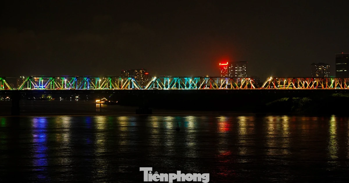 Cầu Chương Dương khoác 'áo mới' rực rỡ về đêm