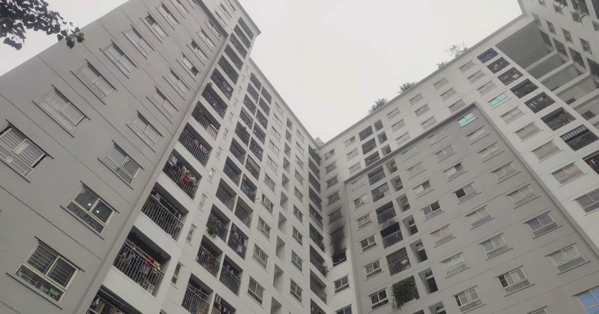 Cháy tại tầng 9 tòa chung cư ở Hà Nội