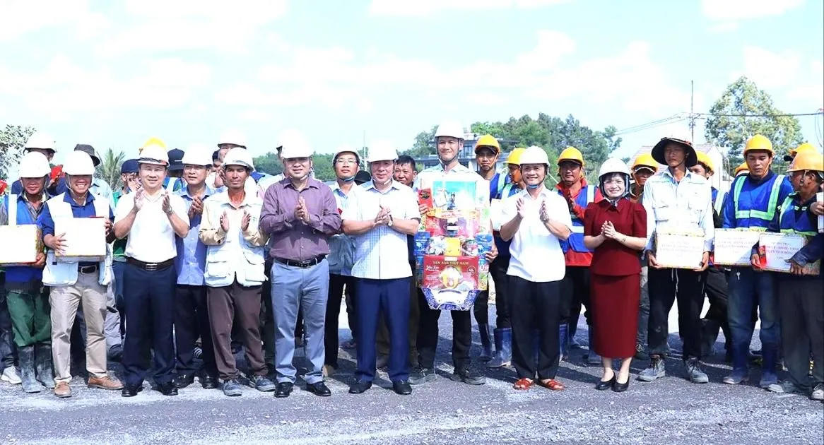 Chủ tịch UBND tỉnh Đồng Nai chúc tết công nhân thi công đường cao tốc Biên Hòa - Vũng Tàu