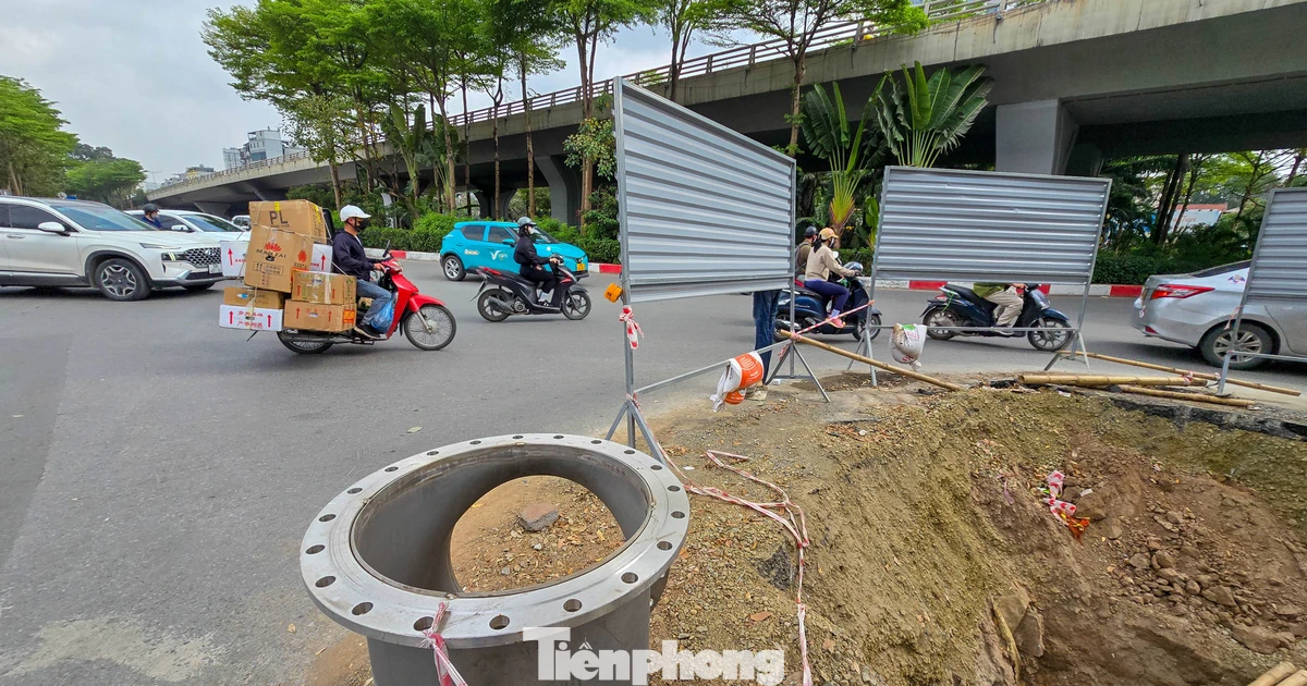 Đào đường, dựng rào chắn thi công cống ngầm khẩn cấp lưu vực Tô Lịch - Tả Nhuệ