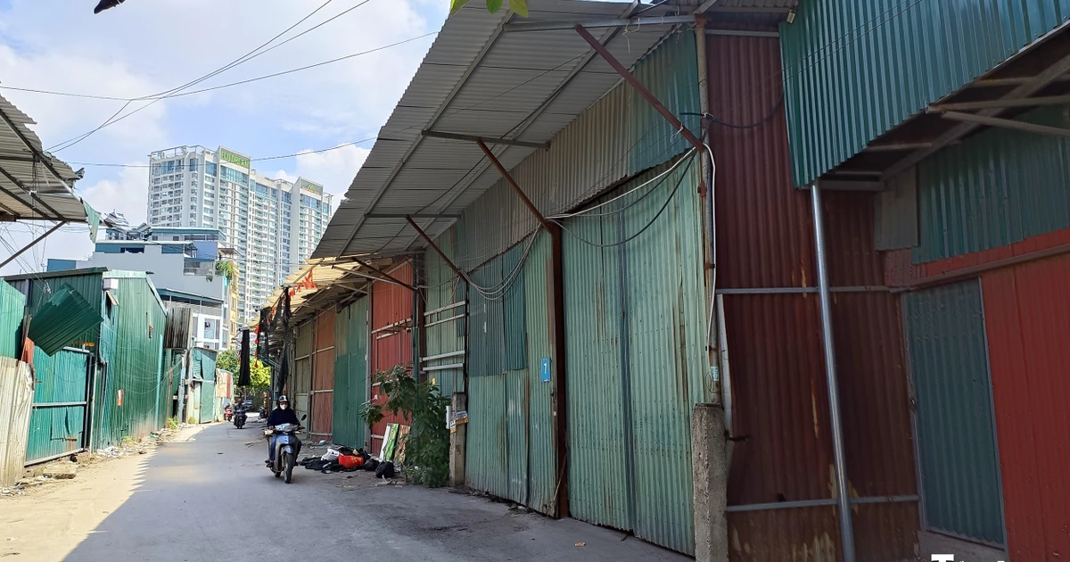 Dãy kho xưởng quanh hiện trường vụ cháy ở Hà Nội bị cắt điện, ngừng hoạt động