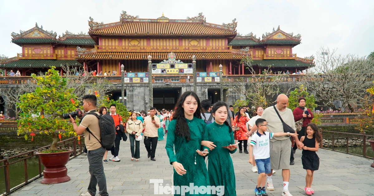 Du khách ùn ùn ‘xông đất’ Đại nội Huế