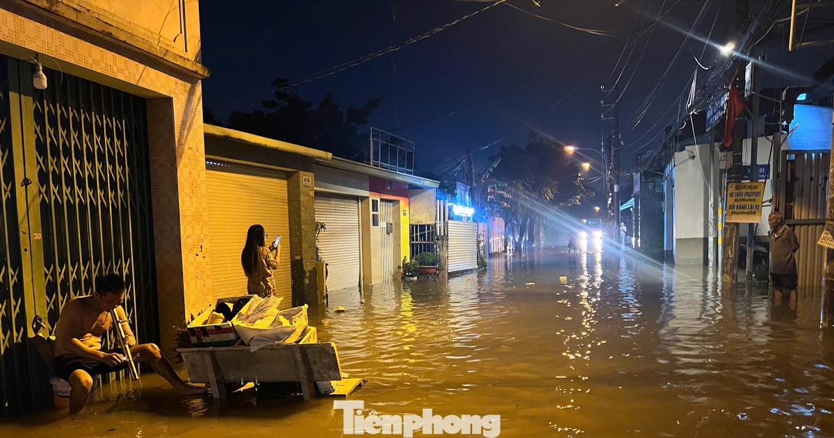Hàng trăm nhà dân ở TPHCM ngập từ đêm đến sáng: 'Nước dâng nhanh, chỉ chưa đầy nửa giờ đã tràn vào'