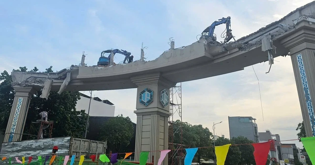 Hối hả tháo dỡ nhà, cổng chào... mở rộng quốc lộ 13 ở TPHCM