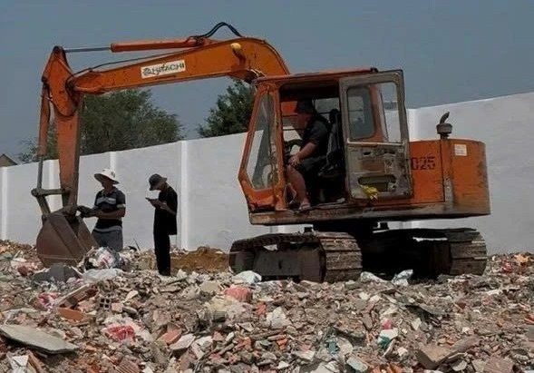 Khởi tố 6 bị can trong đường dây đổ trái phép gần 800 tấn chất thải xây dựng