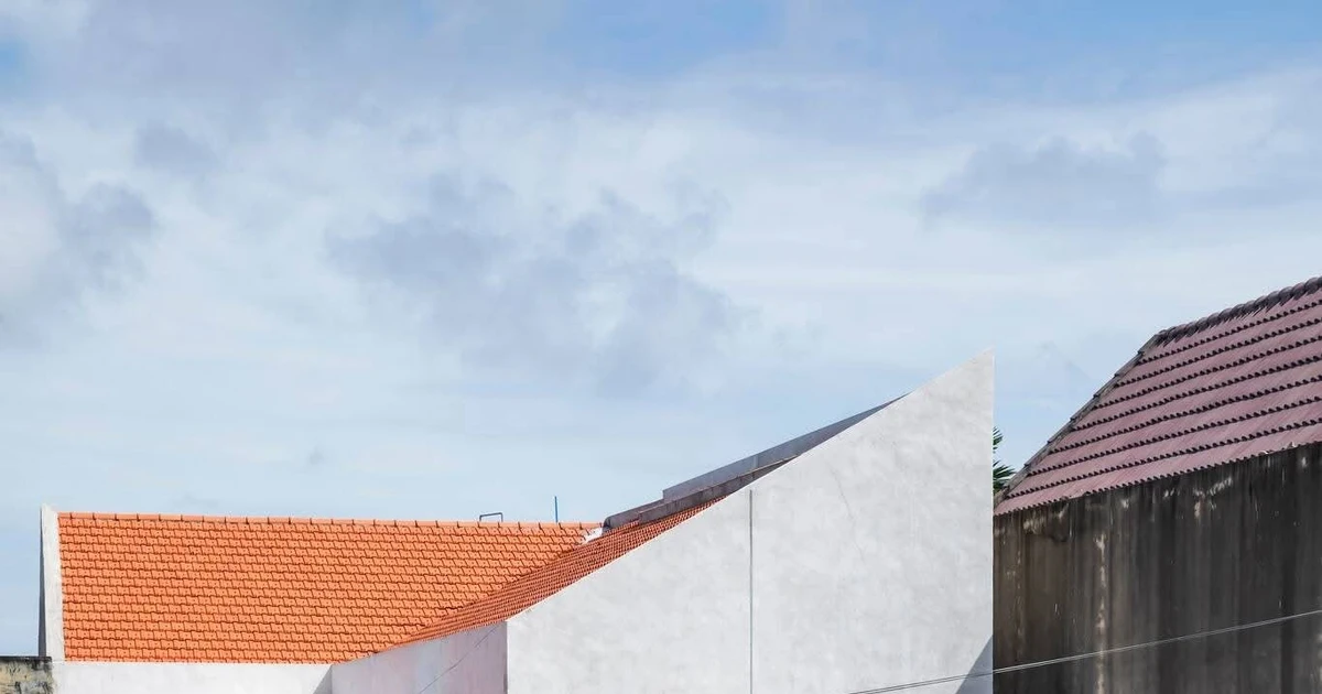 Mái ngói truyền thống trong khối kiến trúc hiện đại