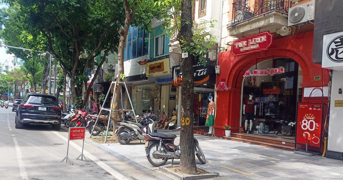Nhiều cửa hàng 'ngang nhiên' chiếm dụng lòng đường Hà Nội
