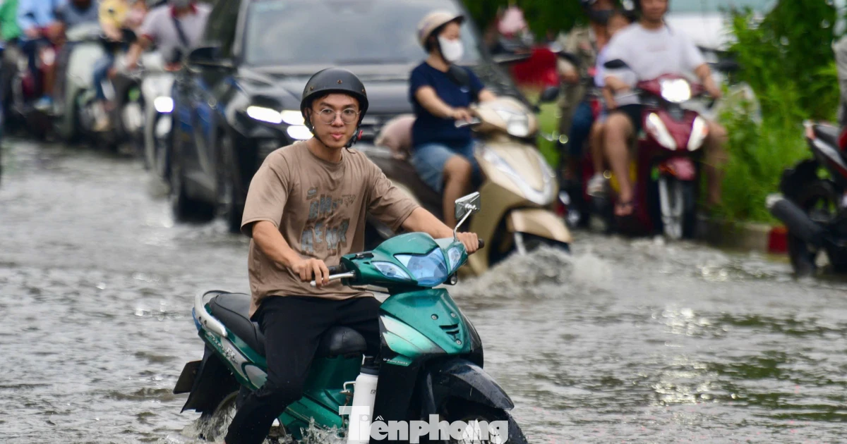 Nhiều tuyến đường ở TPHCM ngập sâu do triều cường