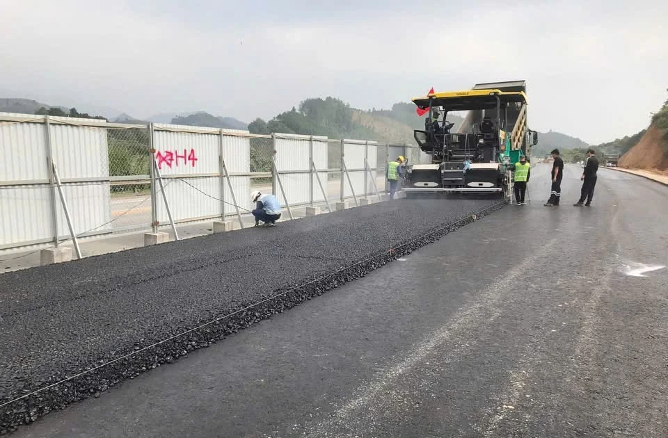 Sắp thảm nhựa tạo nhám, chống trơn trượt cao tốc Nội Bài - Lào Cai