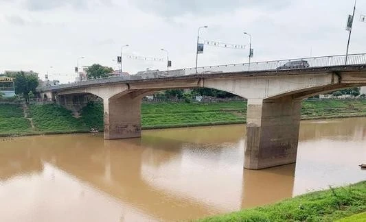 Sự thực thông tin cầu Đông Kinh bị nứt ngang