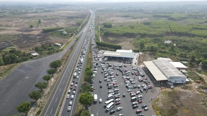 Tài xế 'ngóng' trạm dừng nghỉ trên cao tốc