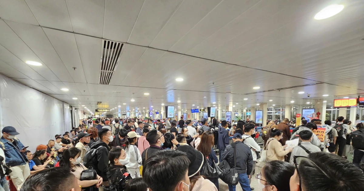 Tân Sơn Nhất đón lượng khách đông chưa từng có vào mùng 6 Tết