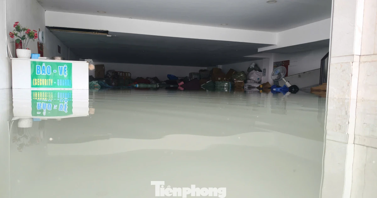 Tầng hầm biệt thự, ngân hàng ở TPHCM ngập sâu, nhiều tài sản ngâm trong nước