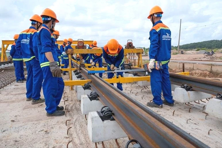 Tăng tốc lắp ray tàu điện đầu tiên ở Phú Quốc