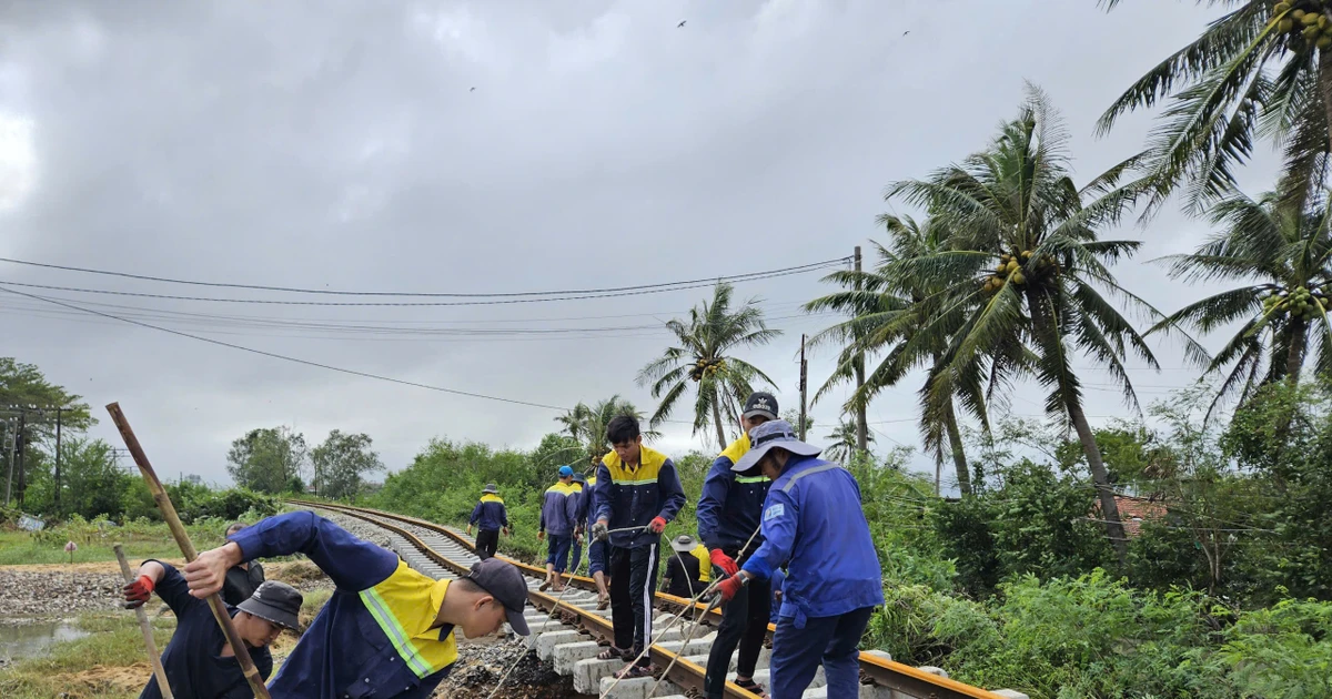 Tê liệt đường sắt Bắc - Nam, hơn 21.000 vé tàu hoàn trả khách