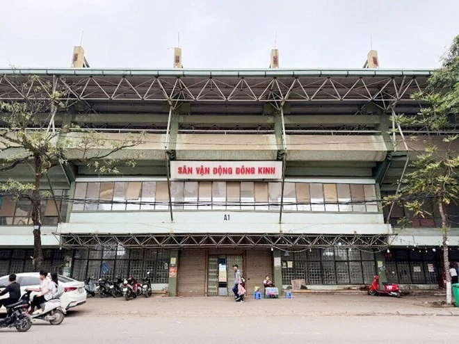 Tháo dỡ sân vận động Đông Kinh