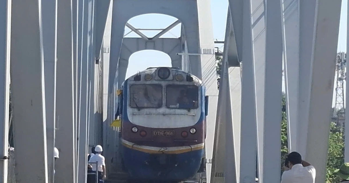 Thông tàu Bắc - Nam qua cầu Ghềnh sau 5 ngày tê liệt