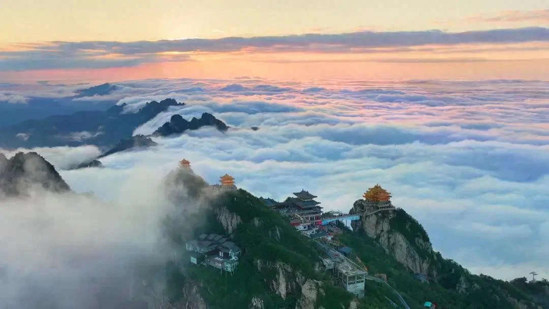 Trung Quốc: Tuyển người ngắm mây lương 200 triệu đồng/tháng, bao ăn ở