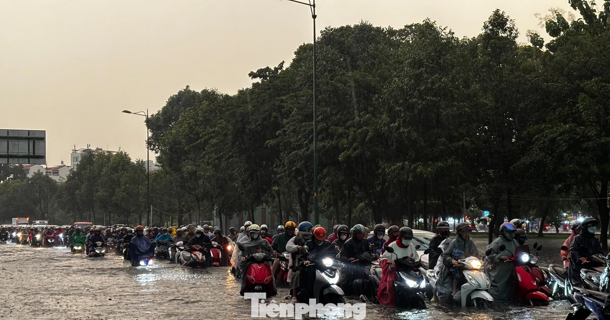 Từ những trận mưa lớn ở TPHCM: Bao giờ đường về nhà hết ngập?