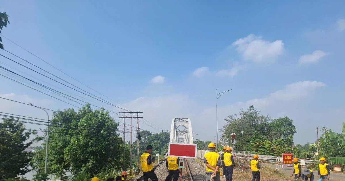 Vận tải đường sắt thiệt hại nặng nề do sà lan đâm cầu Ghềnh