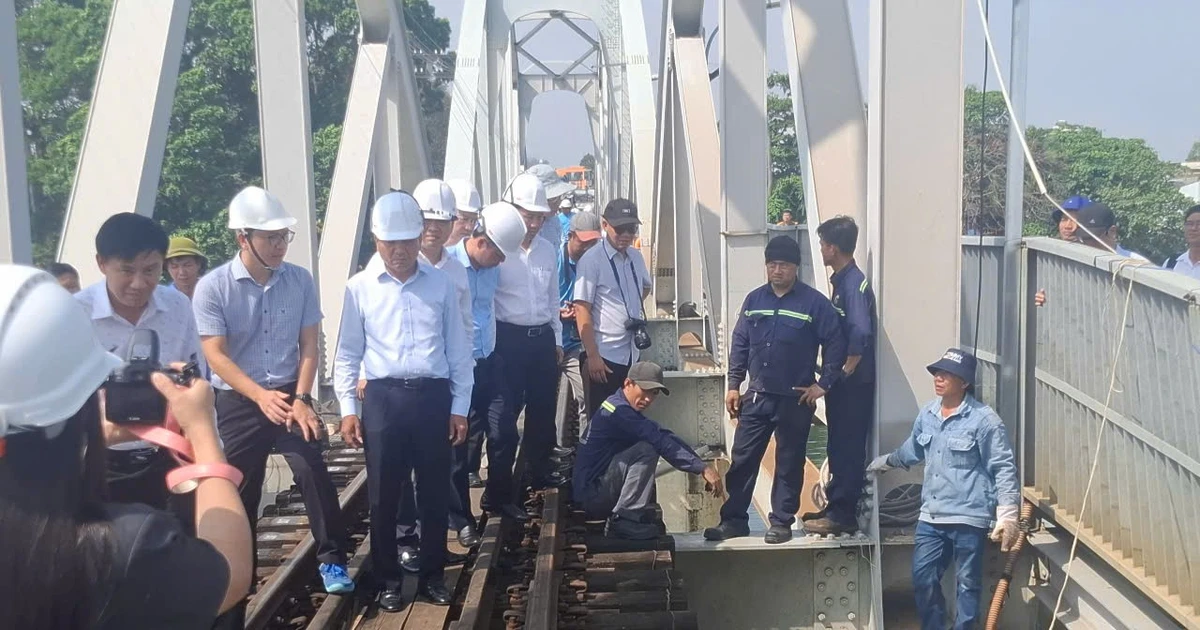 Vụ sà lan đâm cầu Ghềnh: Gia cố tạm thời, thông đường sắt Bắc - Nam sáng 12/3